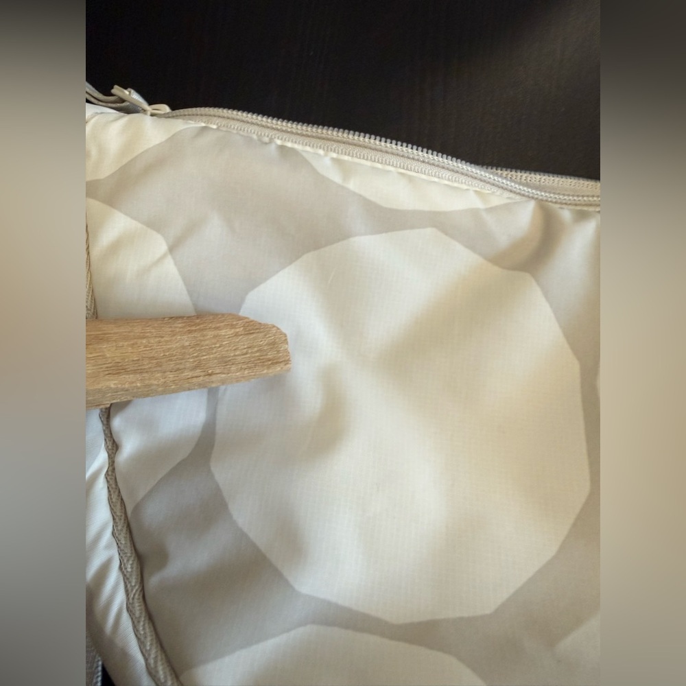 Marimekko x Uniqlo Kivet (stones) Half-moon Crossbody Bag - Picture 7 of 9
